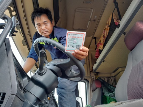 Tài xế tố bị đánh, thanh tra giao thông nói chỉ ‘quơ tay trúng’ - Ảnh 1. Tài xế Nhi tố bị đánh nhưng thanh tra giao thông nói chỉ "quơ tay trúng" - Ảnh: CHÍ HẠNH
