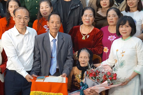 l Ảnh trái: Ông Trần Văn Sơn, nguyên phó trưởng Ban cơ yếu Chính phủ (giữa), trao tặng 18 lá thư của người cha là Trần Sa - lão thành cách mạng tại Quảng Nam - viết gửi con trai, từ năm 1968 - 1975. l Ảnh phải: Bà Trần Thị Thức (ngồi) - vợ liệt sĩ Nguyễn Văn Lộc - trao tặng 8 bức thư, 2 cuốn nhật ký và di ảnh của chồng cho Bảo tàng Phụ nữ Việt NamẢnh: T.ĐIỂU Bà Trần Thị Thức (ngồi) - vợ liệt sĩ Nguyễn Văn Lộc - trao tặng 8 bức thư, 2 cuốn nhật ký và di ảnh của chồng cho Bảo tàng Phụ nữ Việt Nam - Ảnh: T.ĐIỂU
