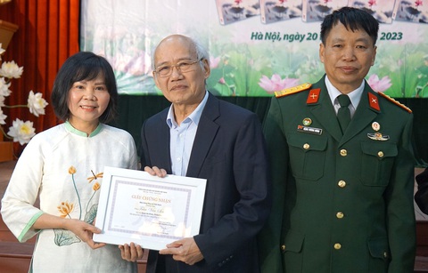 l Ảnh trái: Ông Trần Văn Sơn, nguyên phó trưởng Ban cơ yếu Chính phủ (giữa), trao tặng 18 lá thư của người cha là Trần Sa - lão thành cách mạng tại Quảng Nam - viết gửi con trai, từ năm 1968 - 1975. l Ảnh phải: Bà Trần Thị Thức (ngồi) - vợ liệt sĩ Nguyễn Văn Lộc - trao tặng 8 bức thư, 2 cuốn nhật ký và di ảnh của chồng cho Bảo tàng Phụ nữ Việt NamẢnh: T.ĐIỂU Ông Trần Văn Sơn, nguyên phó trưởng Ban cơ yếu Chính phủ (giữa), trao tặng 18 lá thư của người cha là Trần Sa - lão thành cách mạng tại Quảng Nam - viết gửi con trai, từ năm 1968 - 1975 - Ảnh: T.ĐIỂU
