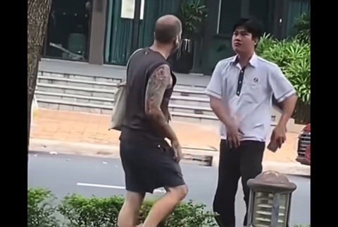 Đình chỉ tài xế taxi sửng cồ với người nước ngoài khi bị nhắc nhở xả rác- Ảnh 1. Tài xế taxi Vinasun sửng cồ với người nước ngoài khi bị nhắc nhở xả rác bừa bãi - Ảnh cắt từ clip