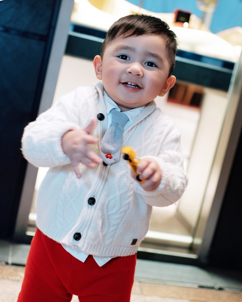 Bé Gia Khang còn nhỏ nhưng đã theo bố mẹ đi nhiều nơi trên thế giới, rất dạn dĩ, hoạt bát. Con trai Chi Bảo - bé Gia Khang tuy còn nhỏ nhưng đã theo ba mẹ du lịch nhiều nơi trên thế giới, rất dạn dĩ, hoạt bát.