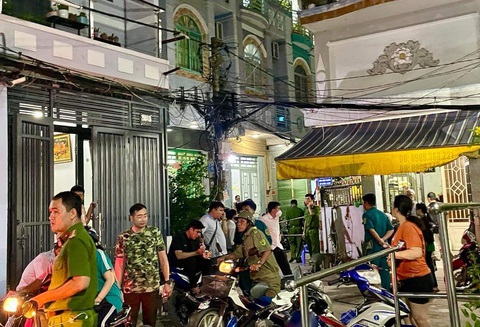 Điều tra vụ phóng hỏa khiến ba người chết ở quận 8, TP.HCM - Ảnh 2. Rất đông lực lượng chức năng của quận 8 đang có mặt tại hẻm 260 Lưu Hữu Phước - Ảnh: CHÂU TUẤN