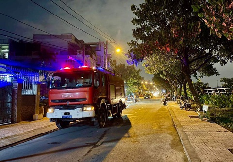 Điều tra vụ phóng hỏa khiến ba người chết ở quận 8, TP.HCM - Ảnh 1. Vụ cháy đã được dập tắt nhưng xe chuyên dụng của lực lượng phòng cháy chữa cháy vẫn túc trực phía đầu hẻm 260 Lưu Hữu Phước - Ảnh: CHÂU TUẤN
