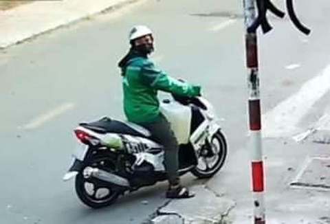 Vụ phóng hỏa khiến ba người chết: Camera đã ghi hình nghi phạm chở can nghi chứa xăng - Ảnh 4. Nghi phạm chở theo can nghi chứa xăng vào hẻm - Ảnh cắt từ video do camera ghi lại