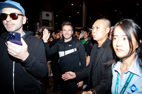 Shane Filan, giọng ca chính của Westlife, vẫy tay chào khán giả Việt Nam tối 20-11 - Ảnh: BTC Shane Filan, giọng ca chính của Westlife, vẫy tay chào khán giả Việt Nam tối 20-11 - Ảnh: BTC