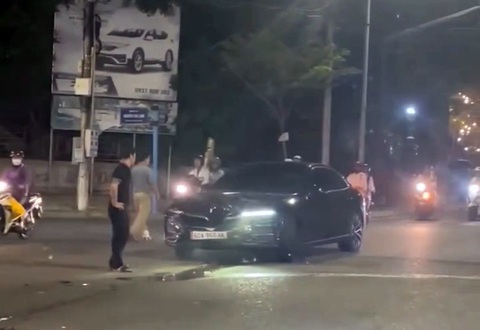 Triệu tập tài xế xe Vinfast và Lexus làm việc - Ảnh 1. Xe VinFast sau khi bị xe Lexus tông trực diện vào phần đầu - Ảnh cắt từ clip trên mạng xã hội
