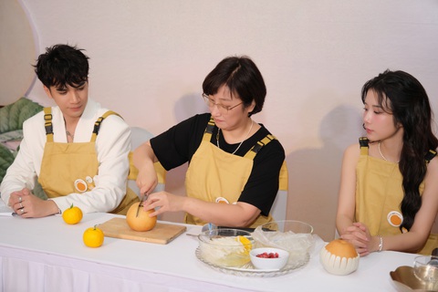 Bà Han Hee Won hướng dẫn nấu món chè trái cây - Ảnh: BTC Bà Han Hee Won (giữa) hướng dẫn nấu món chè Hwachae ngày 21-11 - Ảnh: BTC