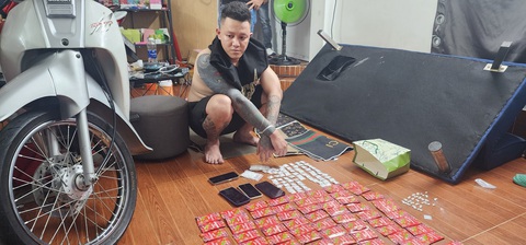 Công an bắt giữ một người cất giấu hơn 150 bịch ma túy trong nhà - Ảnh 1. Hạ và các tang vật là ma túy tổng hợp - Ảnh: VĂN VŨ