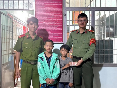 Nhặt được xấp tiền lớn, hai em nhỏ tìm cách trả cho người mất- Ảnh 1. Em Nguyễn Hoàng Anh (9 tuổi) và Nguyễn Sinh Phúc (10 tuổi) nhặt được xấp tiền và tới công an để nhờ tìm người đánh rơi - Ảnh: Công an cung cấp