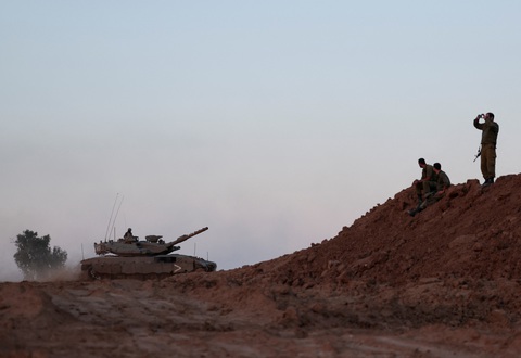 Một cuộc diễn tập xe tăng gần biên giới với Dải Gaza ở miền nam Israel, ngày 21-11 - Ảnh: REUTERS Một cuộc diễn tập xe tăng gần biên giới với Dải Gaza ở miền nam Israel, ngày 21-11 - Ảnh: REUTERS