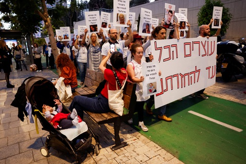 Người dân biểu tình yêu cầu giải thoát các con tin đang bị giam giữ ở Dải Gaza tại Tel Aviv, Israel ngày 21-11- Ảnh: REUTERS Người dân biểu tình yêu cầu giải thoát các con tin đang bị giam giữ ở Dải Gaza tại Tel Aviv, Israel ngày 21-11- Ảnh: REUTERS
