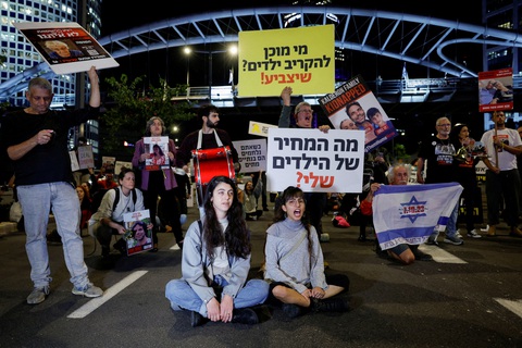 Người dân biểu tình yêu cầu trả tự do cho các con tin của Hamas tại Tel Aviv, Israel ngày 21-11 - Ảnh: REUTERS Người dân biểu tình yêu cầu trả tự do cho các con tin của Hamas tại Tel Aviv, Israel ngày 21-11 - Ảnh: REUTERS