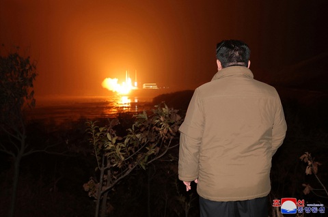 Nhà lãnh đạo Kim Jong Un giám sát vụ phóng tên lửa tối ngày 21-11 - Ảnh: REUTERS Nhà lãnh đạo Kim Jong Un giám sát vụ phóng tên lửa tối 21-11 - Ảnh: REUTERS