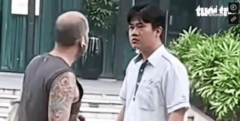 Vụ tài xế taxi sửng cồ với người nước ngoài khi bị nhắc nhở xả rác: Xử nặng để làm gương! - Ảnh 1. Tài xế taxi Vinasun ở TP.HCM đã phản ứng gay gắt khi bị một người nước ngoài nhắc nhở vì vứt rác nơi công cộng - Ảnh : Cắt từ clip