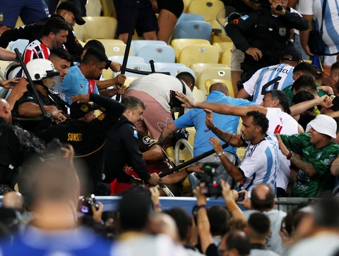 Suýt hủy trận Brazil - Argentina vì cổ động viên đánh nhau - Ảnh 4. Tình cảnh xô xát trên khán đài - Ảnh: REUTERS