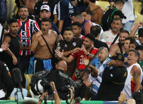 Suýt hủy trận Brazil - Argentina vì cổ động viên đánh nhau - Ảnh 2. Cảnh sát Brazil trấn áp cổ động viên Argentina - Ảnh: REUTERS
