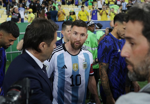 Suýt hủy trận Brazil - Argentina vì cổ động viên đánh nhau - Ảnh 1. Messi dẫn đầu các cầu thủ Argentina rời sân - Ảnh: REUTERS