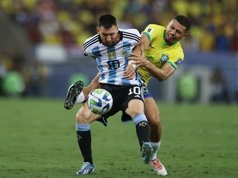 Nhận thẻ đỏ gây tranh cãi, Brazil thua đau Argentina - Ảnh 2. Messi bị kèm rất chặt ở trận này - Ảnh: REUTERS