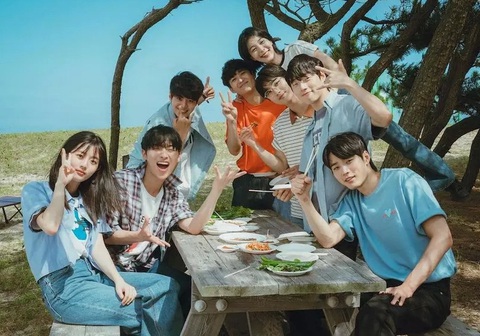 Những diễn viên trẻ trung của bộ phim Dưa hấu lấp lánh - Ảnh: SOOMPI Những diễn viên trẻ trung của bộ phim Dưa hấu lấp lánh - Ảnh: SOOMPI