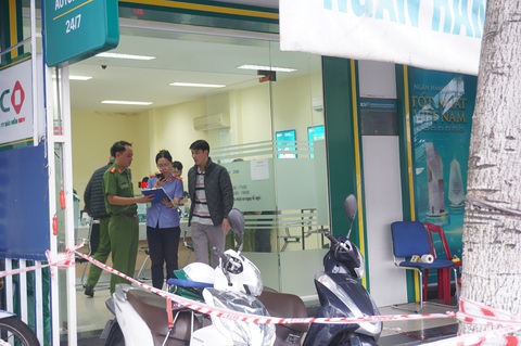 Camera ghi lại cảnh hai nghi phạm cướp ngân hàng ở Đà Nẵng- Ảnh 2. Lực lượng chức năng khám nghiệm hiện trường - Ảnh: ĐOÀN CƯỜNG
