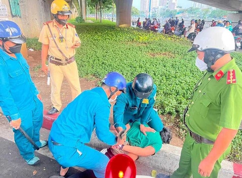 Vụ phóng hỏa khiến ba người chết: Nghi phạm bị bắt trên đường tẩu thoát - Ảnh 1. Nhu bị khống chế bắt giữ trên đường tẩu thoát.