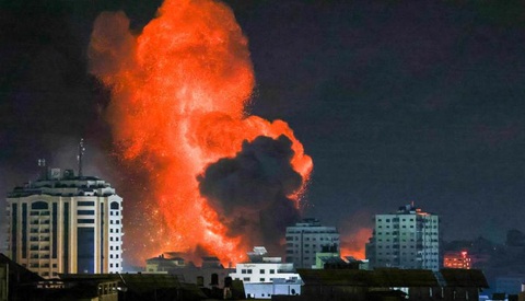 Một quả cầu lửa bùng lên phía trên Thành phố Gaza sau cuộc không kích của Israel vào ngày 9-10 - Ảnh: AFP Một quả cầu lửa bùng lên phía trên thành phố Gaza sau cuộc không kích của Israel vào ngày 9-10 - Ảnh: AFP