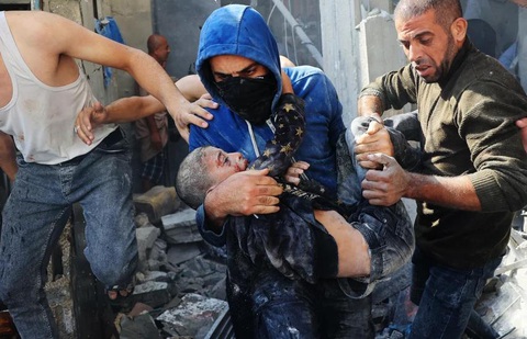 Một người đàn ông Palestine bế một đứa trẻ bị thương ở Rafah, phía nam Dải Gaza, ngày 7-11 - Ảnh: AFP Một người đàn ông Palestine bế một đứa trẻ bị thương ở Rafah, phía nam Dải Gaza, ngày 7-11 - Ảnh: AFP