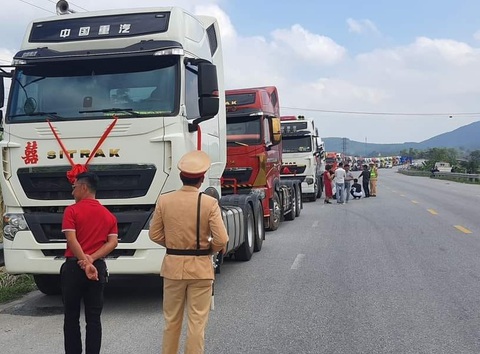 Lễ rước dâu bằng 50 chiếc xe đầu kéo, bấm còi inh ỏi trên quốc lộ- Ảnh 2. Lực lượng CSGT dừng đoàn xe lại để nhắc nhở không bấm còi inh ỏi khi di chuyển trong khu vực đô thị - Ảnh: H.A.