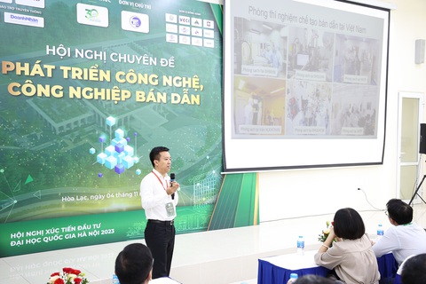 PGS. Nguyễn Trần Thuật trình bày báo cáo tại Hội nghị chuyên đề “Phát triển công nghệ, công nghiệp bán dẫn” do ĐHQG Hà Nội tổ chức, tháng 11/2023 (Ảnh: NVCC) PGS. Nguyễn Trần Thuật trình bày báo cáo tại Hội nghị chuyên đề “Phát triển công nghệ, công nghiệp bán dẫn” do ĐHQG Hà Nội tổ chức, tháng 11-2023 (Ảnh: NVCC)