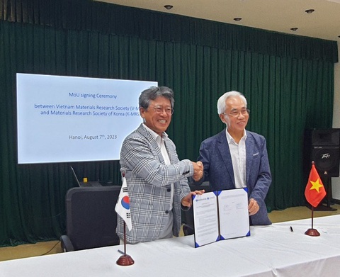 GS. Nguyễn Đức Chiến (phải) tại Lễ ký Biên bản ghi nhớ về hợp tác giữa Hội Khoa học Vật liệu Việt Nam và Hội Khoa học Vật liệu Hàn Quốc, tháng 8/2023 (Ảnh: V-MRS) GS. Nguyễn Đức Chiến (phải) tại Lễ ký Biên bản ghi nhớ về hợp tác giữa Hội Khoa học Vật liệu Việt Nam và Hội Khoa học Vật liệu Hàn Quốc, tháng 8/2023 (Ảnh: V-MRS)