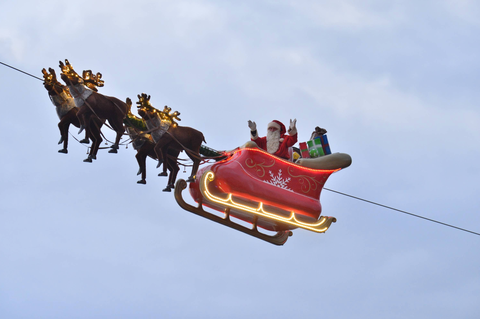 Ông già Noel xuất hiện Ông già Noel xuất hiện trên núi Rochers-de-Naye khiến nhiều du khách thích thú - Ảnh: MONTREUX NOEL