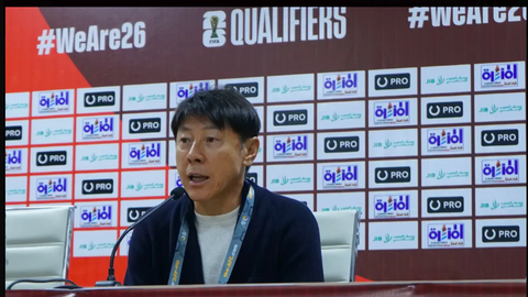 HLV Shin Tae Yong vẫn tự tin dù Indonesia chưa thắng ở vòng loại World Cup 2026 - Ảnh 1. HLV Shin Tae Yong trong cuộc họp báo sau trận hòa Philippines - Ảnh: BOLA