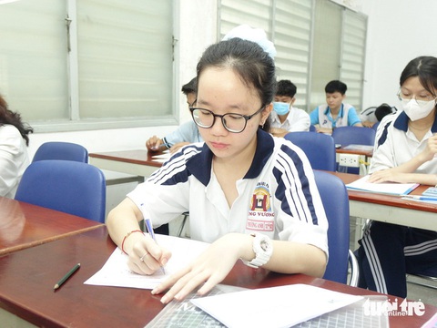 Đại học Quốc gia TP.HCM dự kiến tổ chức thi đánh giá năng lực năm 2024 vào ngày 7-4 và 2-6- Ảnh 1. Thí sinh chuẩn bị làm bài thi đánh giá năng lực sáng 28-5 - Ảnh: NHƯ HÙNG