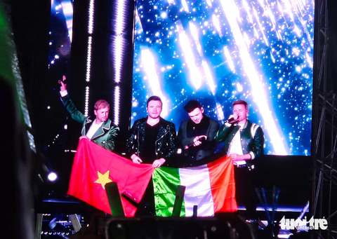 Nhóm nhạc Westlife cầm cờ Việt Nam và Ireland trong phần kết chào khán giả, tối 21-11 - Ảnh: MI LY Nhóm nhạc Westlife cầm cờ Việt Nam và Ireland trong phần kết chào khán giả, tối 21-11 - Ảnh: MI LY