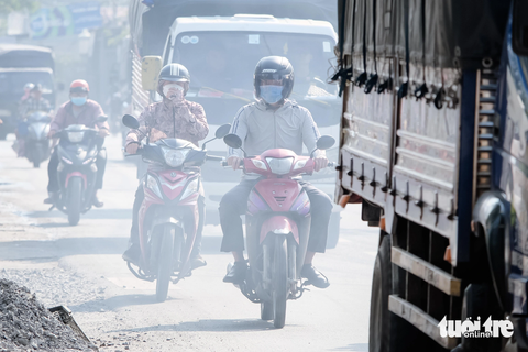 Kinh hãi xe container 'đẩy' xe máy chạy ngược chiều trên đường Vĩnh Lộc- Ảnh 6. Giữa trưa nắng, khói bụi mù mịt trên tuyến đường này khiến người đi đường ngán ngẩm
