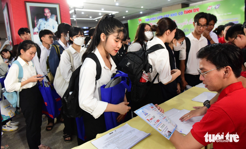 Tân sinh viên ký nhận học bổng của chương trình Tiếp sức đến trường năm 2023 - Ảnh: DUYÊN PHAN Tân sinh viên ký nhận học bổng của chương trình Tiếp sức đến trường năm 2023 - Ảnh: DUYÊN PHAN