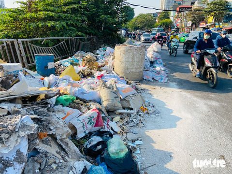 Chỉ sau vài ngày đường Láng ở Hà Nội bị đổ trộm hơn 100 tấn phế thải xây dựng - Ảnh 1. Phế thải xây dựng đổ trộm ngay ngã ba Láng - Yên Lãng (ảnh chụp chiều 20-11).