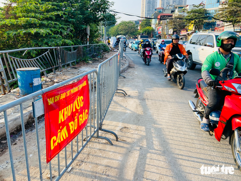 Chỉ sau vài ngày đường Láng ở Hà Nội bị đổ trộm hơn 100 tấn phế thải xây dựng - Ảnh 2. Đến chiều 21-11, phế thải xây dựng đổ trộm ở ngã ba Láng - Yên Lãng đã được thu dọn.