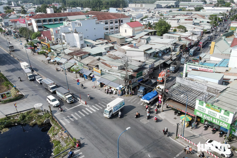 Kinh hãi xe container 'đẩy' xe máy chạy ngược chiều trên đường Vĩnh Lộc- Ảnh 2. Điểm đầu đường Vĩnh Lộc giao với tỉnh lộ 10. Giao thông tại khu vực này khá căng thẳng bởi lượng lớn xe tải, xe container lưu thông cùng xe máy, người dân khi sang đường phải hết sức tập trung quan sát