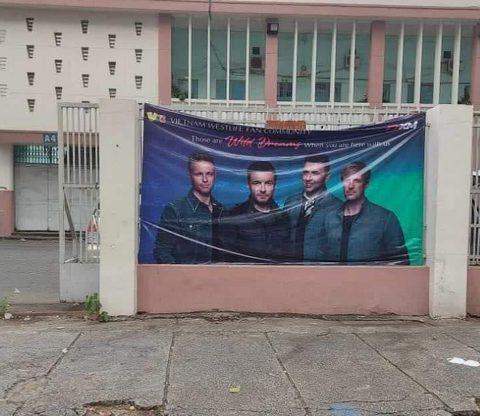 Ảnh vui 22-11: Băng rôn xì-tai cây nhà lá vườn cho Westlife - Ảnh 1. 'Westlife đã thấy và đã suy nghĩ!', một người xem hài hước bình luận.