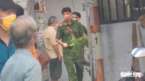 Công an đưa nghi phạm đến hiện trường vụ phóng hỏa ba người chết - Ảnh 3. Lực lượng chức năng có mặt tại hẻm đường Lưu Hữu Phước vào sáng 22-11