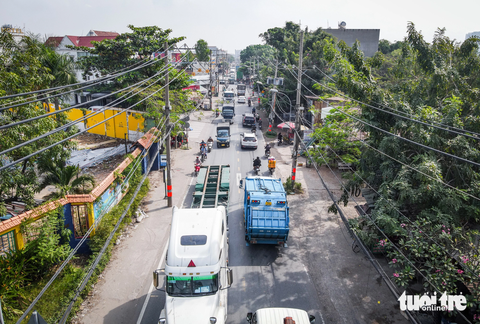 Cận cảnh đường 'tử thần' Nguyễn Duy Trinh: 4 năm, 21 người mất mạng- Ảnh 2. Mặt đường Nguyễn Duy Trinh chỉ rộng khoảng 7m (cả hai hướng). Khi đi cùng chiều, xe ô tô phía sau phải nối đuôi xe trước hoặc lấn làn đối diện nếu muốn vượt qua - Ảnh: CHÂU TUẤN