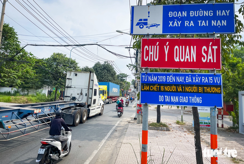 Cận cảnh đường 'tử thần' Nguyễn Duy Trinh: 4 năm, 21 người mất mạng- Ảnh 4. Hàng loạt tấm biển ghi “đoạn đường hay xảy ra tai nạn” được cơ quan chức năng lắp dọc được Nguyễn Duy Trinh để cảnh báo nhưng số vụ tai nạn giao thông nghiêm trọng vẫn chưa có dấu hiệu dừng lại - Ảnh: CHÂU TUẤN