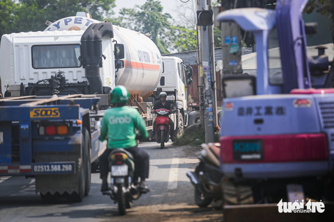 Cận cảnh đường 'tử thần' Nguyễn Duy Trinh: 4 năm, 21 người mất mạng- Ảnh 9. Đường Nguyễn Duy Trinh thường xuyên ùn ứ, không ít người đi xe máy phải liều mình chạy ngược chiều hoặc vượt qua làn đường đối diện - Ảnh: CHÂU TUẤN