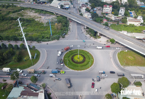 Cận cảnh đường 'tử thần' Nguyễn Duy Trinh: 4 năm, 21 người mất mạng- Ảnh 10. Vòng xoay Phú Hữu (giao đường Nguyễn Duy Trinh - vành đai 2) cũng là một giao lộ "bất ổn" do không có đèn tín hiệu giao thông, xe cộ chạy hỗn loạn - Ảnh: LÊ PHAN