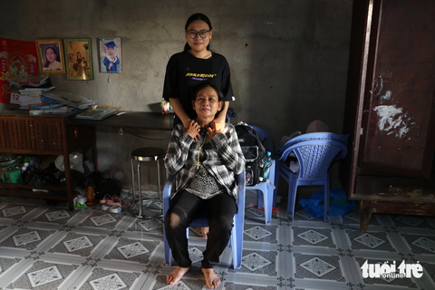 Tiếp sức đến trường: Chỉ mong một ngày mẹ được an yên - Ảnh 1. Hạnh hiểu rất rõ nỗi vất vả của mẹ, bởi bà Hồng không chỉ lo việc học cho con, mà còn là trụ cột tạo thu nhập chính trong gia đình hàng chục năm nay