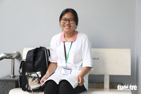 Tiếp sức đến trường: Chỉ mong một ngày mẹ được an yên - Ảnh 2. Nguyễn Thị Hạnh, tân sinh viên ngành hộ sinh Đại học Y Dược TP.HCM (quận 5)