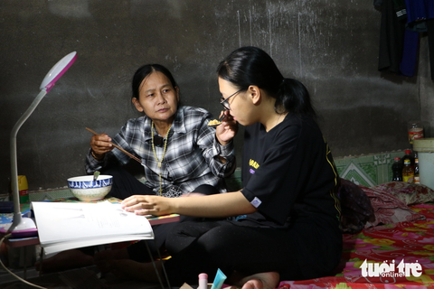 Tiếp sức đến trường: Chỉ mong một ngày mẹ được an yên - Ảnh 3. Những lúc tỉnh táo, bà Hồng là người rất dịu dàng, ấm áp và luôn lo lắng cho Hạnh, sợ cô đói, mệt khi học nhiều