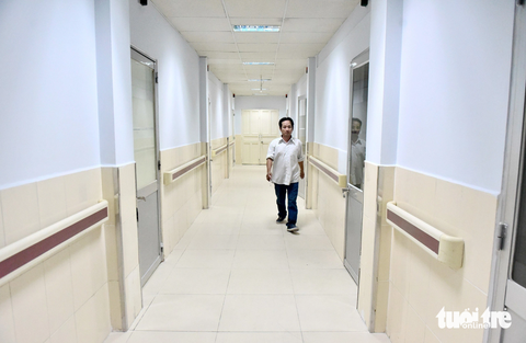 Bệnh nhân đến Bệnh viện Chấn thương chỉnh hình cơ sở 2 còn khiêm tốn - Ảnh 8. Khu vực tầng 2 khang trang, rộng rãi đang được gấp rút sửa chữa để đón bệnh nhân nội trú