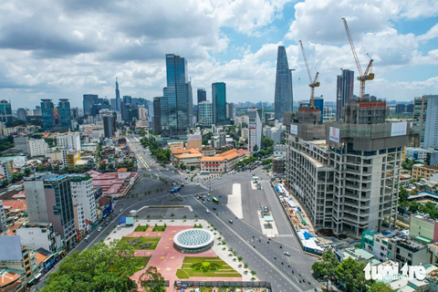 Những dự án của Vạn Thịnh Phát và loạt bất động sản mãi 'đứng hình' ở TP.HCM- Ảnh 3. Dự án One Central Saigon (góc phải, tên gọi ban đầu The Spirit of Saigon) nằm trên khu đất tứ giác Bến Thành, có vị trí đắc địa với 4 mặt tiền gồm đường Phạm Ngũ Lão, Phó Đức Chính, Lê Thị Hồng Gấm, Calmette và đối diện chợ Bến Thành - Ảnh: QUANG ĐỊNH